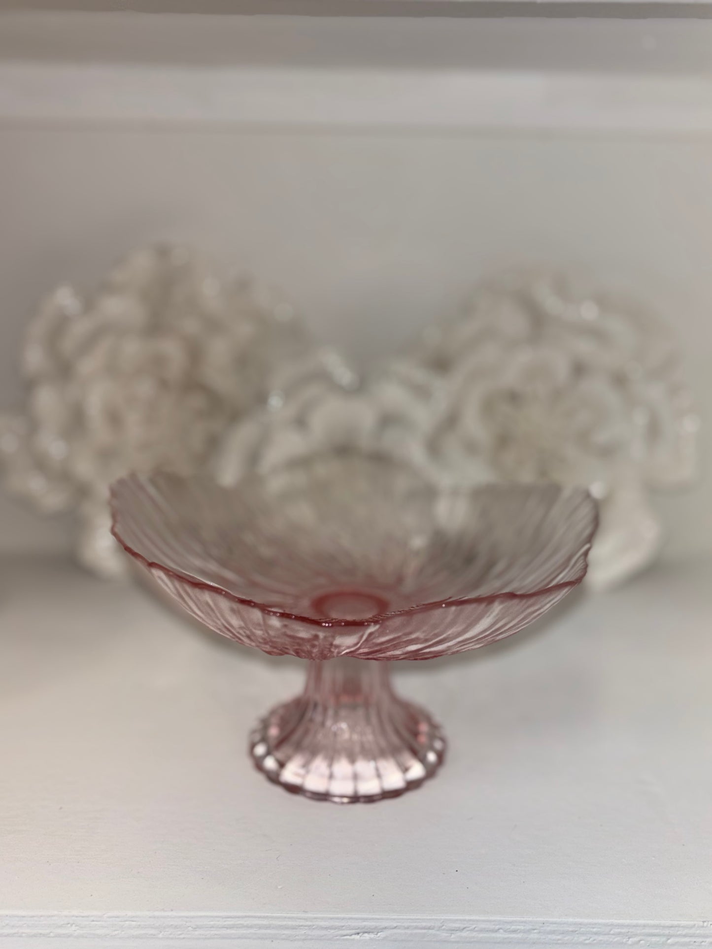 SCALLOPED LIGHT PINK PEDAL CAKE PLATE (SMALL)
