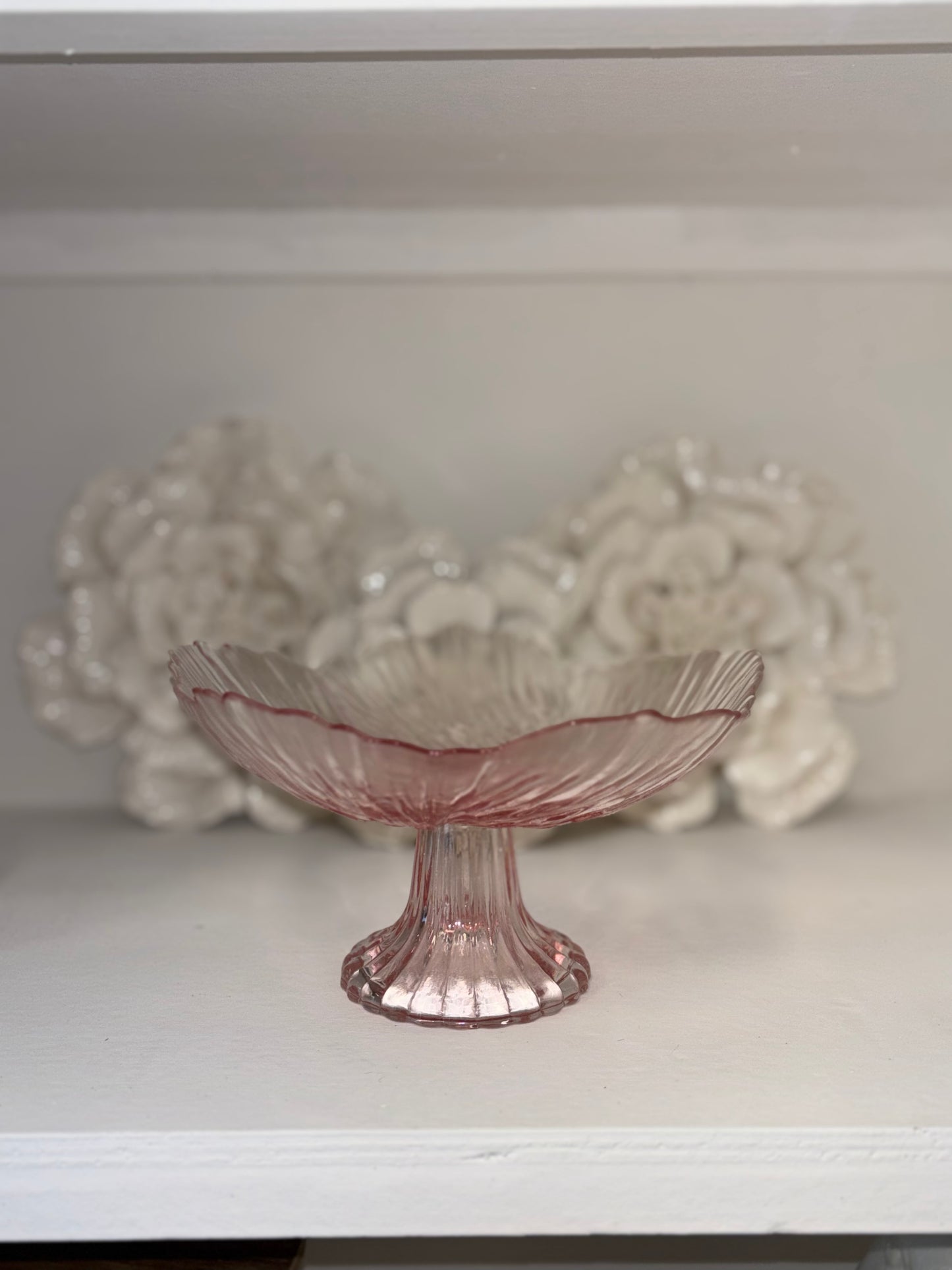 SCALLOPED LIGHT PINK PEDAL CAKE PLATE (SMALL)